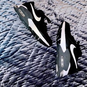 Women's Nike Air Max Excee Sneakers
 size 8.5 // great condition